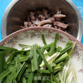 鱿鱼炒韭菜的做法步骤：3