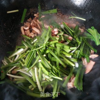 鱿鱼炒韭菜的做法步骤：6