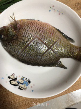 红烧太阳鱼的做法步骤：1