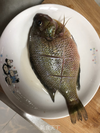 红烧太阳鱼的做法步骤：2