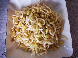 黄豆芽炒蒜苗的做法步骤：1