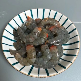 虾仁西兰花的做法步骤：1