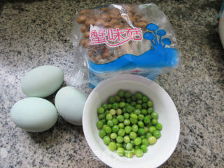 青豆咸鸭蛋炒蟹味菇的做法步骤：1