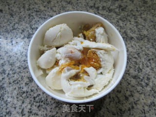 青豆咸鸭蛋炒蟹味菇的做法步骤：2