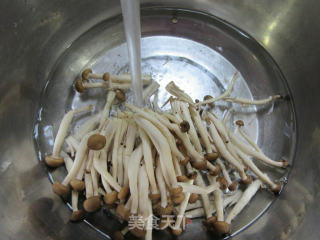 青豆咸鸭蛋炒蟹味菇的做法步骤：3