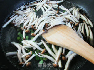 青豆咸鸭蛋炒蟹味菇的做法步骤：4