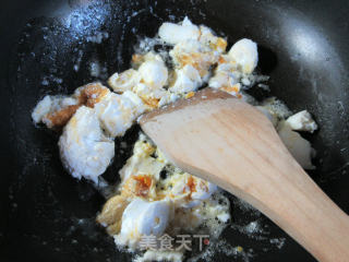 青豆咸鸭蛋炒蟹味菇的做法步骤：5