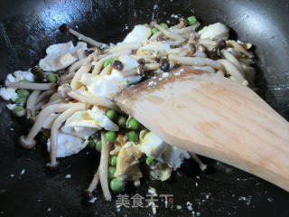青豆咸鸭蛋炒蟹味菇的做法步骤：6