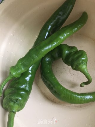绿豆芽炒青辣椒的做法步骤：2