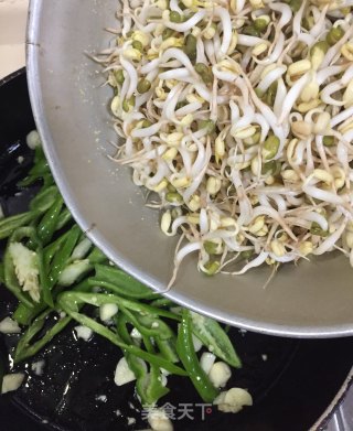 绿豆芽炒青辣椒的做法步骤：7