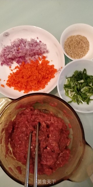 葱香牛肉煎包的做法步骤：1