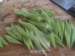西芹炒双耳的做法步骤：2