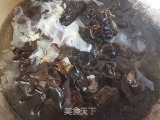 西芹炒双耳的做法步骤：3
