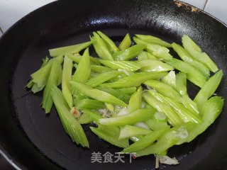西芹炒双耳的做法步骤：6