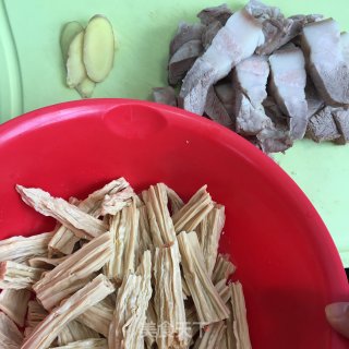 腐竹烧肉的做法步骤：1