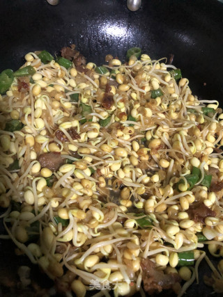 辣椒炒豆芽的做法步骤：2