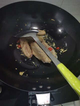 红烧鸭翅的做法步骤：1