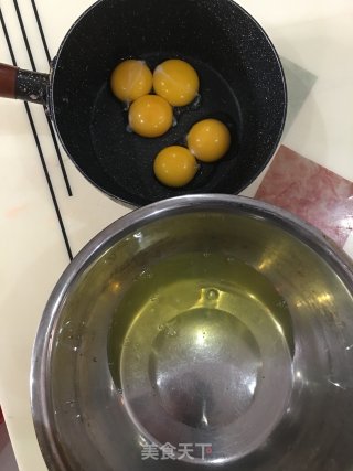 红丝绒蛋糕卷的做法步骤：1
