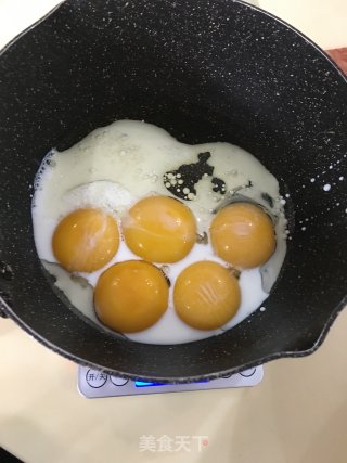 红丝绒蛋糕卷的做法步骤：2