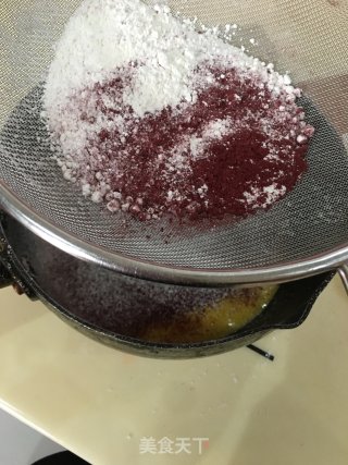 红丝绒蛋糕卷的做法步骤：4