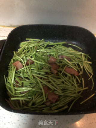 芦蒿炒培根的做法步骤：3