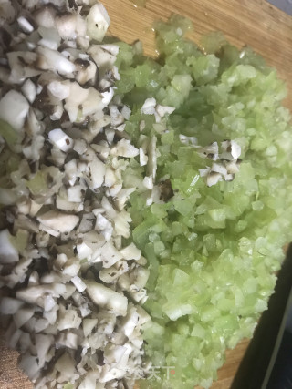 芹菜香菇肉馅饺子的做法步骤：3
