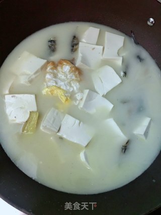 鱼汤肉饼煮面的做法步骤：1