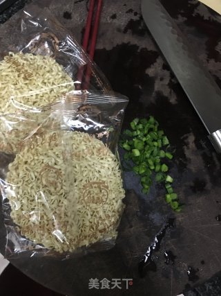 鱼汤肉饼煮面的做法步骤：3