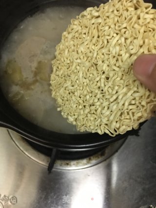 鱼汤肉饼煮面的做法步骤：6