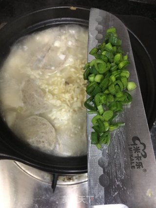 鱼汤肉饼煮面的做法步骤：7