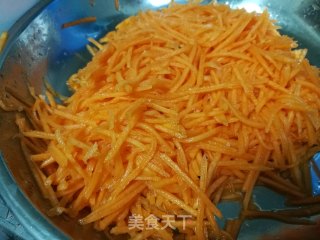 胡萝卜粉丝包的做法步骤：1