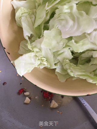 炝锅包菜的做法步骤：6