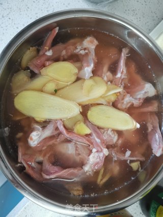 家庭自制麻辣卤鸭锁骨的做法步骤：1