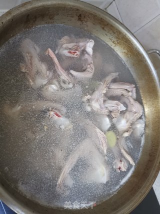 家庭自制麻辣卤鸭锁骨的做法步骤：2