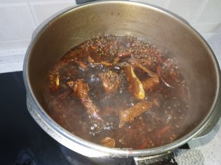 家庭自制麻辣卤鸭锁骨的做法步骤：4