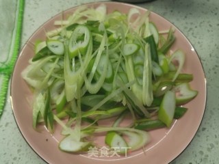 大葱炒猪头肉的做法步骤：1
