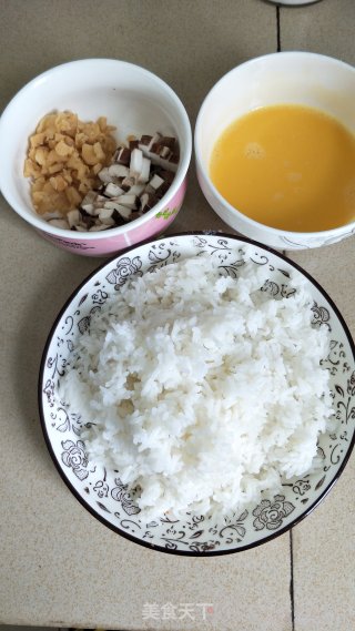 香菇萝卜干炒饭的做法步骤：1