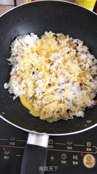 香菇萝卜干炒饭的做法步骤：3