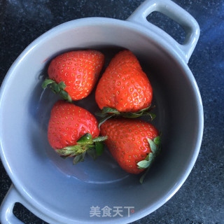 草莓鸡蛋羹的做法步骤：2