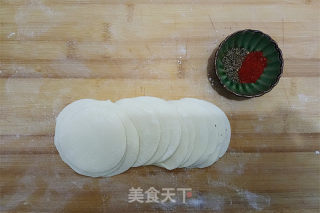 饺子皮椒盐酥的做法步骤：1