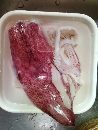 蒸鱿鱼的做法步骤：1