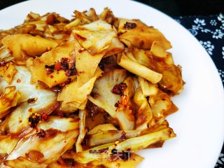 香辣手撕包菜干豆腐的做法步骤：1