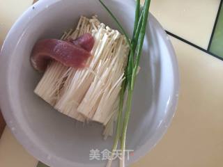 金针菇瘦肉汤的做法步骤：1