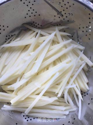 酸辣土豆丝的做法步骤：2