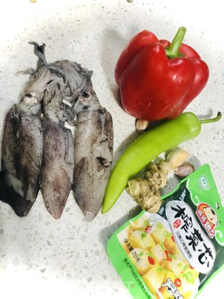 榨菜圆椒爆鱿鱼的做法步骤：1