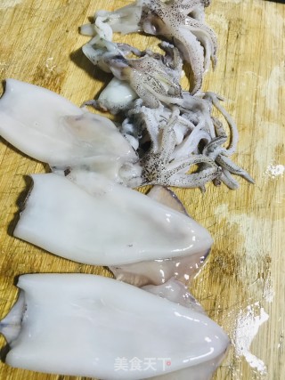 榨菜圆椒爆鱿鱼的做法步骤：2
