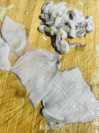 榨菜圆椒爆鱿鱼的做法步骤：3