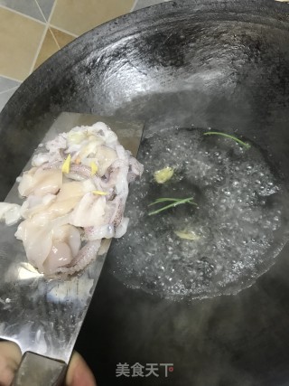 榨菜圆椒爆鱿鱼的做法步骤：4