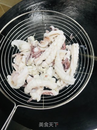 榨菜圆椒爆鱿鱼的做法步骤：5