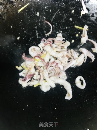 榨菜圆椒爆鱿鱼的做法步骤：7